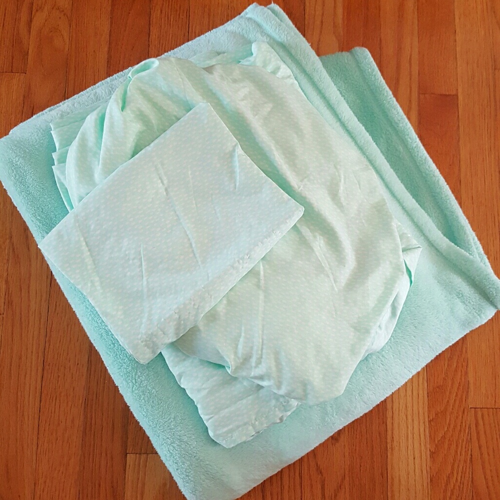 Adorable twin sheet set and fleece blanket!